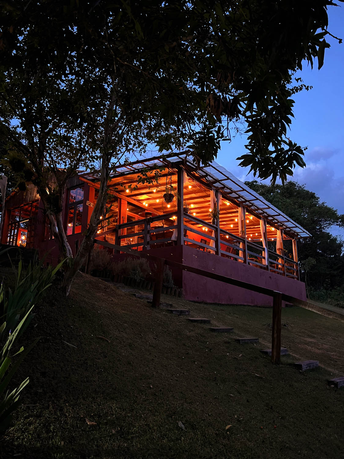 Restaurante iluminado à noite, pronto para eventos